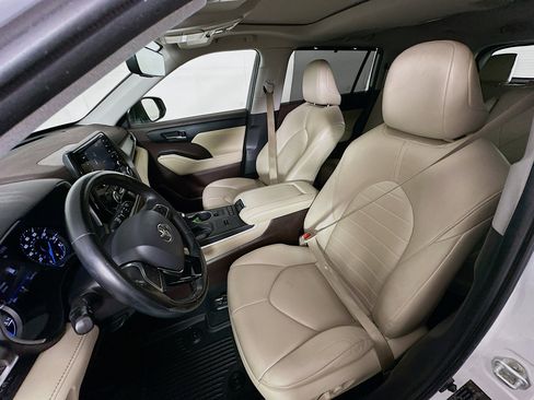 Used 2021 Toyota Highlander XLE image 13
