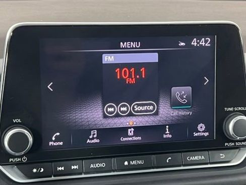 Used 2023 Nissan Rogue SV image 32