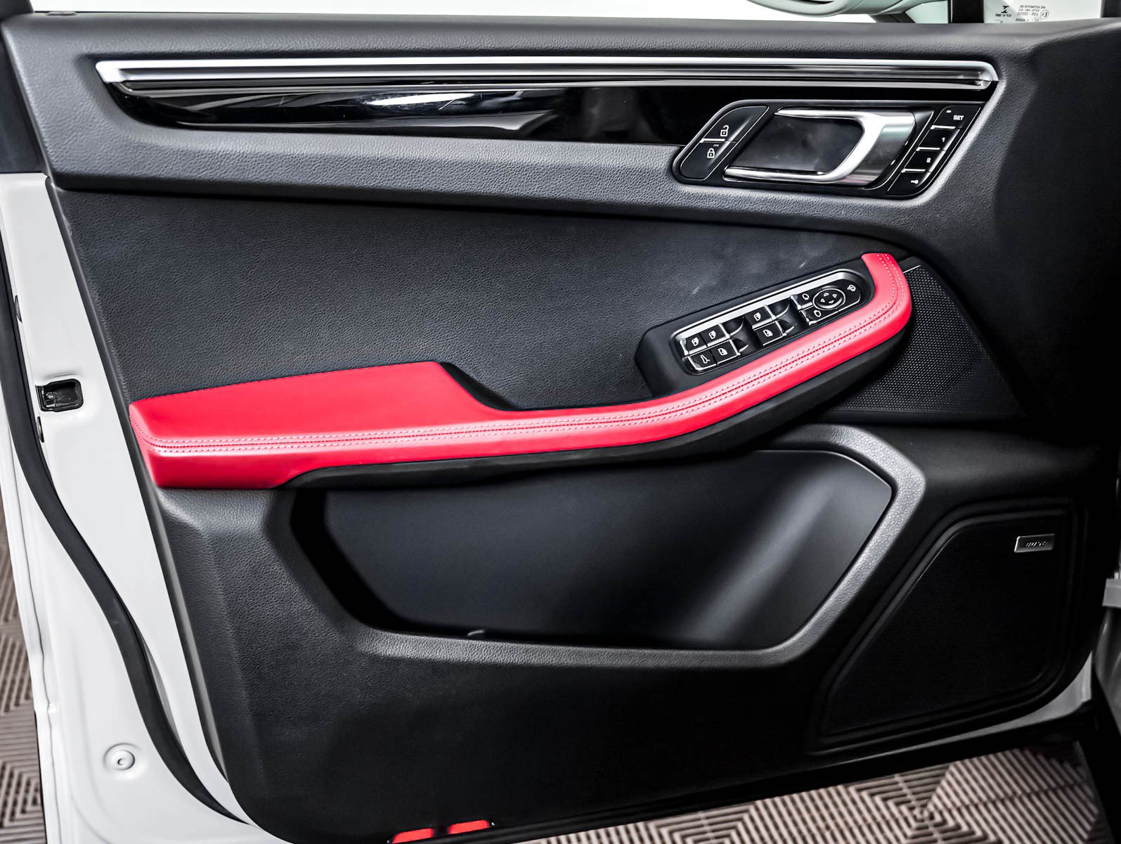Certified 2023 Porsche Macan S AWD/4WD image 27