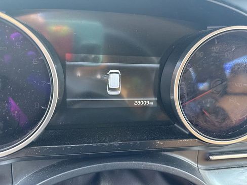 Used 2024 Kia Carnival LX FWD image 2
