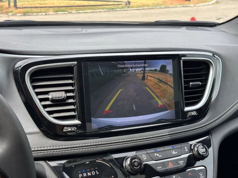 Used 2025 Chrysler Pacifica Limited FWD image 27