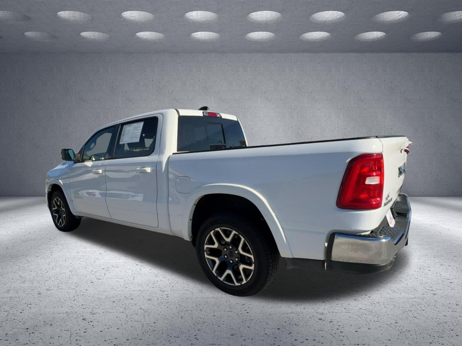 Used 2025 RAM 1500 Laramie AWD/4WD image 3