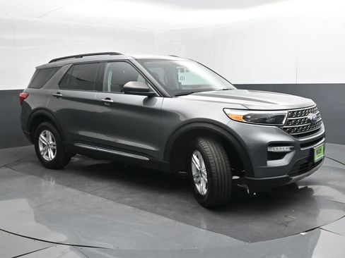 Used 2023 Ford Explorer XLT w/ Equipment Group 202A AWD/4WD image 32