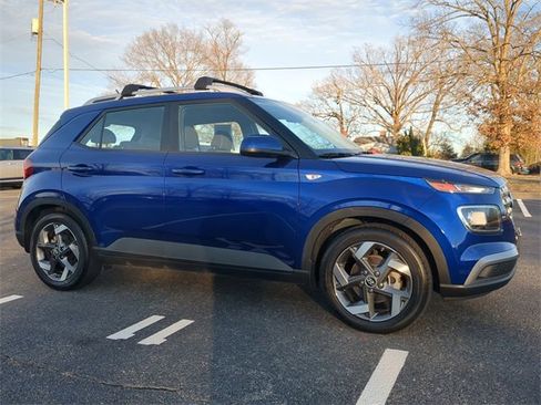Used 2023 Hyundai Venue SEL image 2