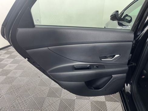 Used 2024 Hyundai Elantra SE image 12