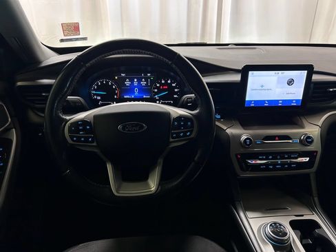 Used 2021 Ford Explorer XLT AWD/4WD image 3