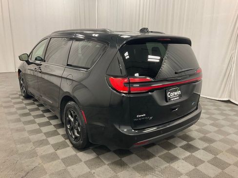 Used 2024 Chrysler Pacifica Premium image 7