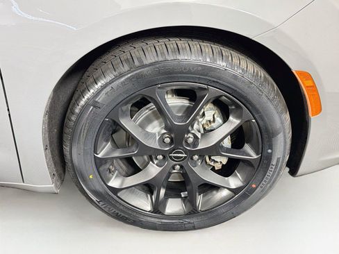 Used 2025 Chrysler Pacifica Limited FWD image 37