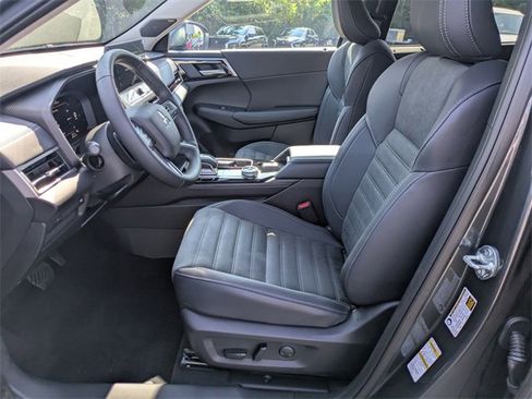New 2025 Mitsubishi Outlander SE image 15