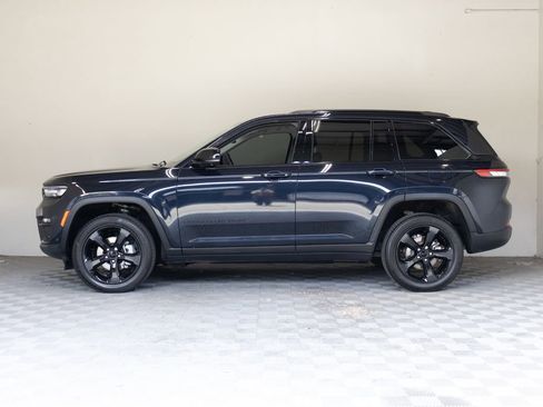 Used 2023 Jeep Grand Cherokee Limited w/ Luxury Tech Group II AWD/4WD image 7
