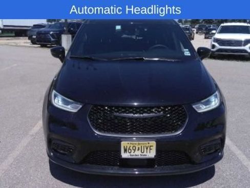 Used 2025 Chrysler Pacifica Limited FWD image 2