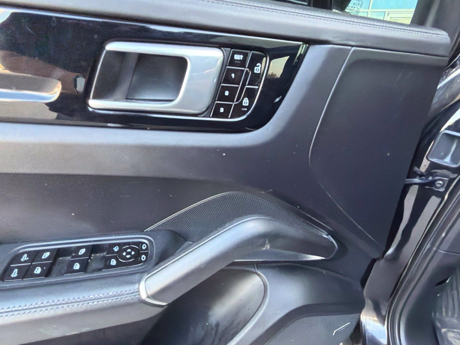 Used 2021 Porsche Cayenne Turbo AWD/4WD image 4