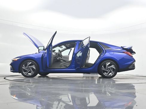 Used 2025 Hyundai Elantra SEL FWD image 43