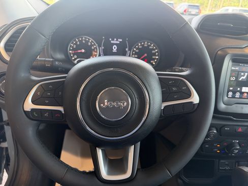 Used 2018 Jeep Renegade Latitude w/ Popular Equipment Group FWD image 16