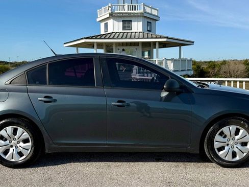 Used 2013 Chevrolet Cruze LS image 4
