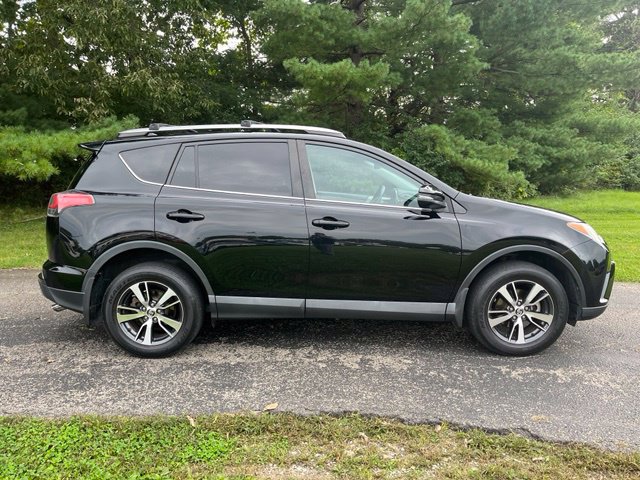 Used 2018 Toyota RAV4 XLE AWD/4WD image 2