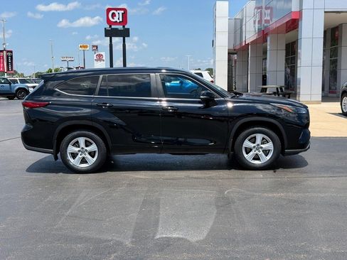 Used 2023 Toyota Highlander LE FWD image 2