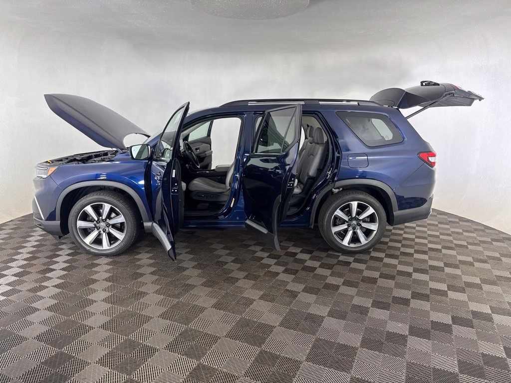 Used 2025 Honda Pilot Touring image 14