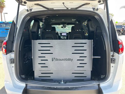 Used 2024 Chrysler Pacifica Touring image 38