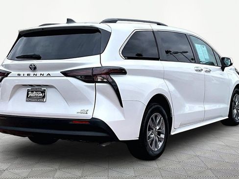 Used 2023 Toyota Sienna XLE FWD image 2