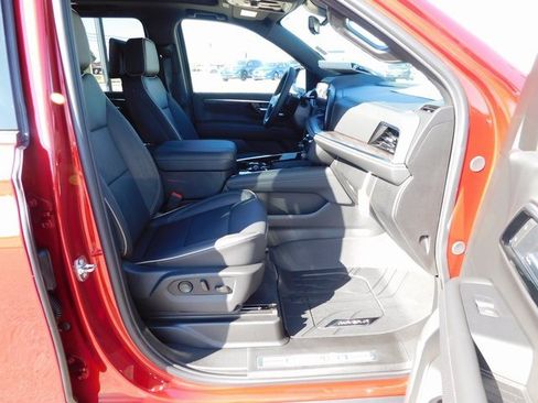 New 2025 Chevrolet Suburban Premier image 19