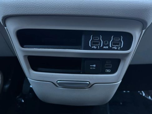 Used 2022 Chrysler Pacifica Touring-L image 32