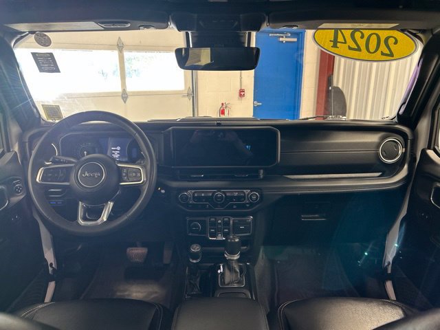 Used 2024 Jeep Wrangler Unlimited Sahara w/ Technology Group AWD/4WD image 16
