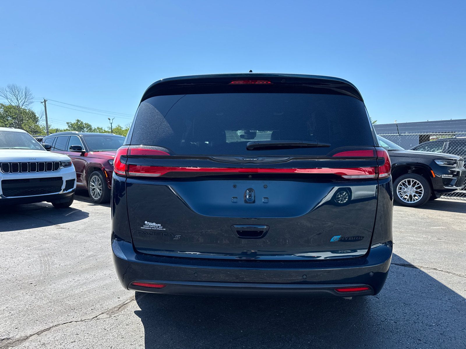 Used 2024 Chrysler Pacifica Limited FWD image 4
