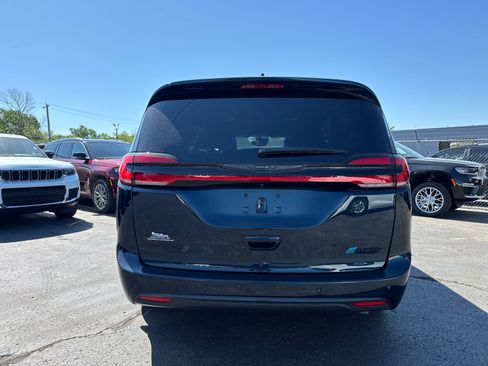 Used 2024 Chrysler Pacifica Limited FWD image 4