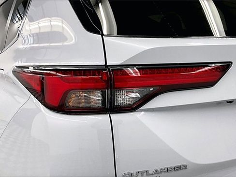 Used 2024 Mitsubishi Outlander SE image 32