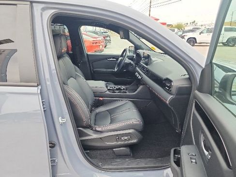 Used 2025 Honda Pilot TrailSport image 29
