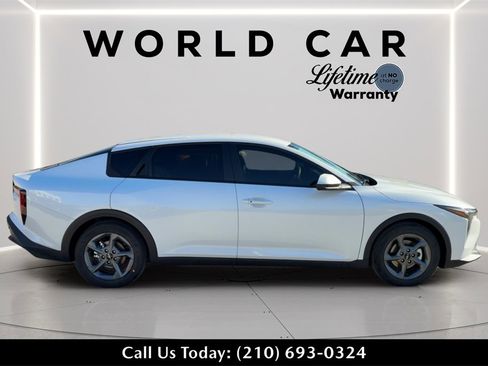 New 2025 Kia K4 LXS image 2