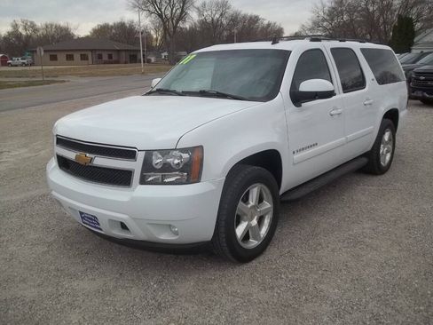 Used 2007 Chevrolet Suburban LTZ w/ LTZ Preferred Equipment Group AWD/4WD image 2