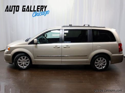 Used 2015 Chrysler Town & Country Touring FWD image 10
