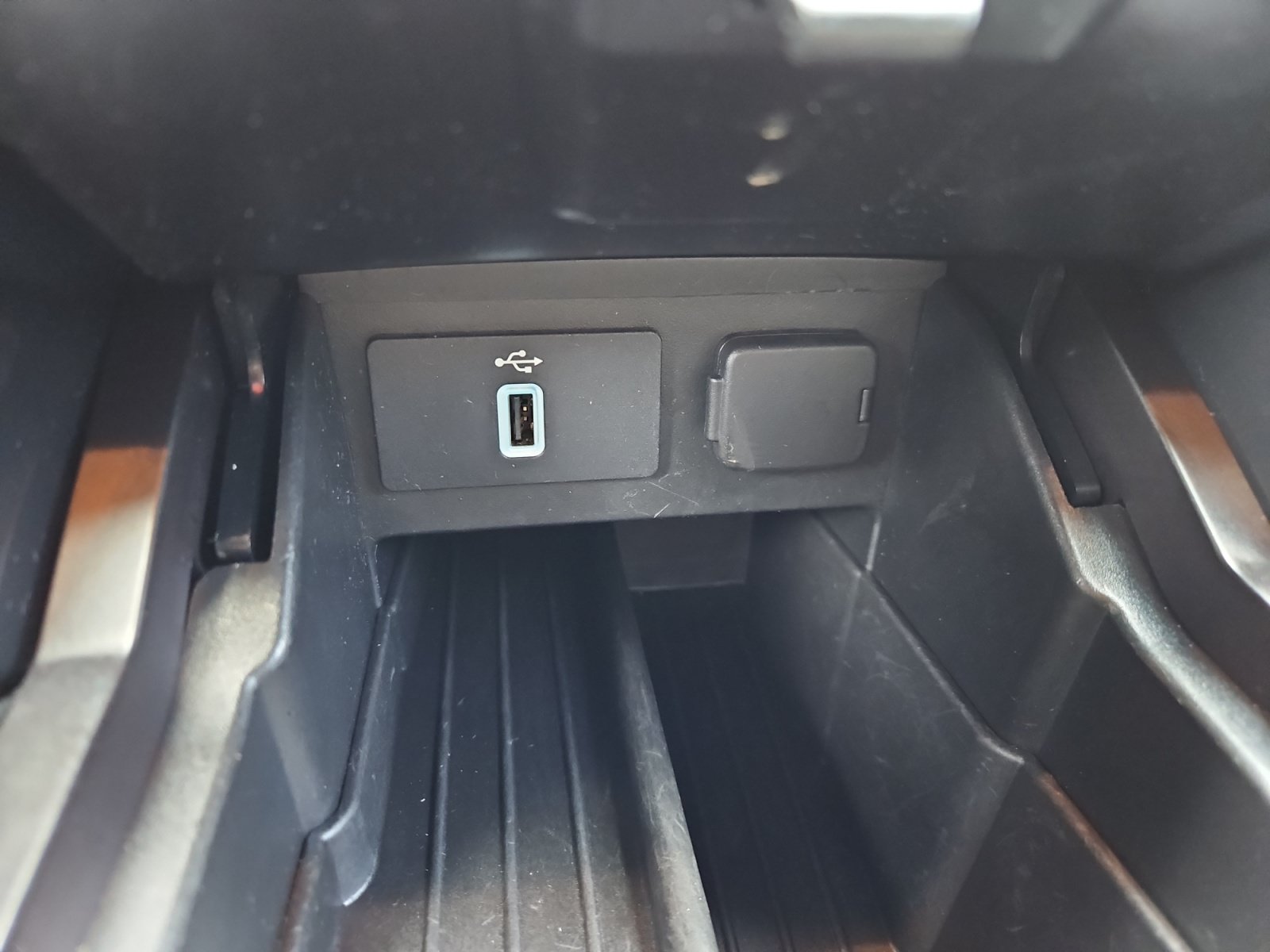 Used 2017 Ford Explorer XLT w/ Equipment Group 202A FWD image 27