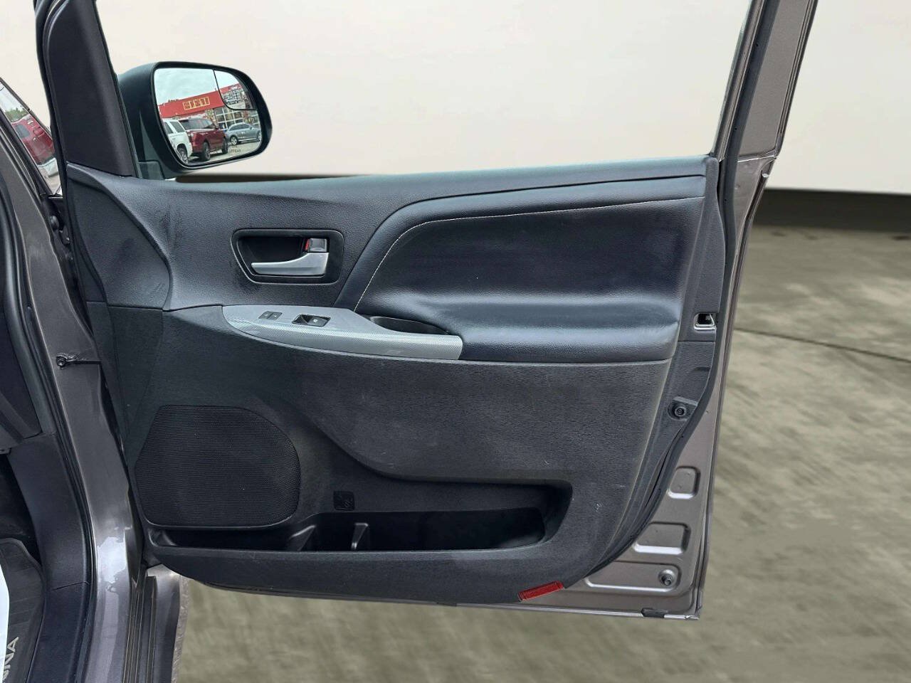 Used 2015 Toyota Sienna SE FWD image 17