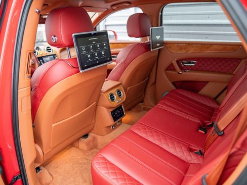 Used 2017 Bentley Bentayga image 47
