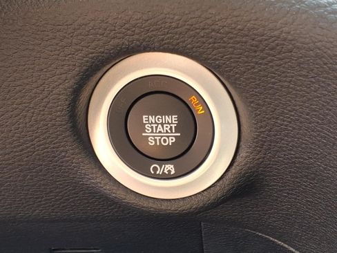 Used 2025 Chrysler Pacifica Limited FWD image 22