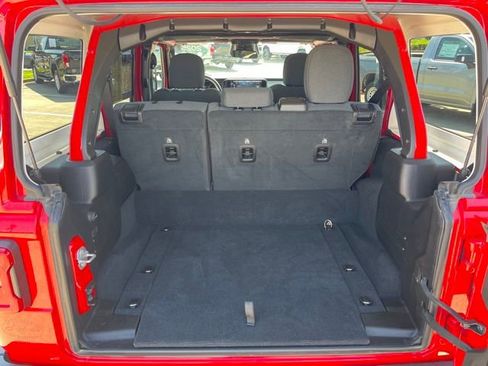 Used 2025 Jeep Wrangler Unlimited Sahara AWD/4WD image 7