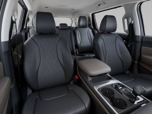 Used 2026 Kia Carnival EX FWD image 18