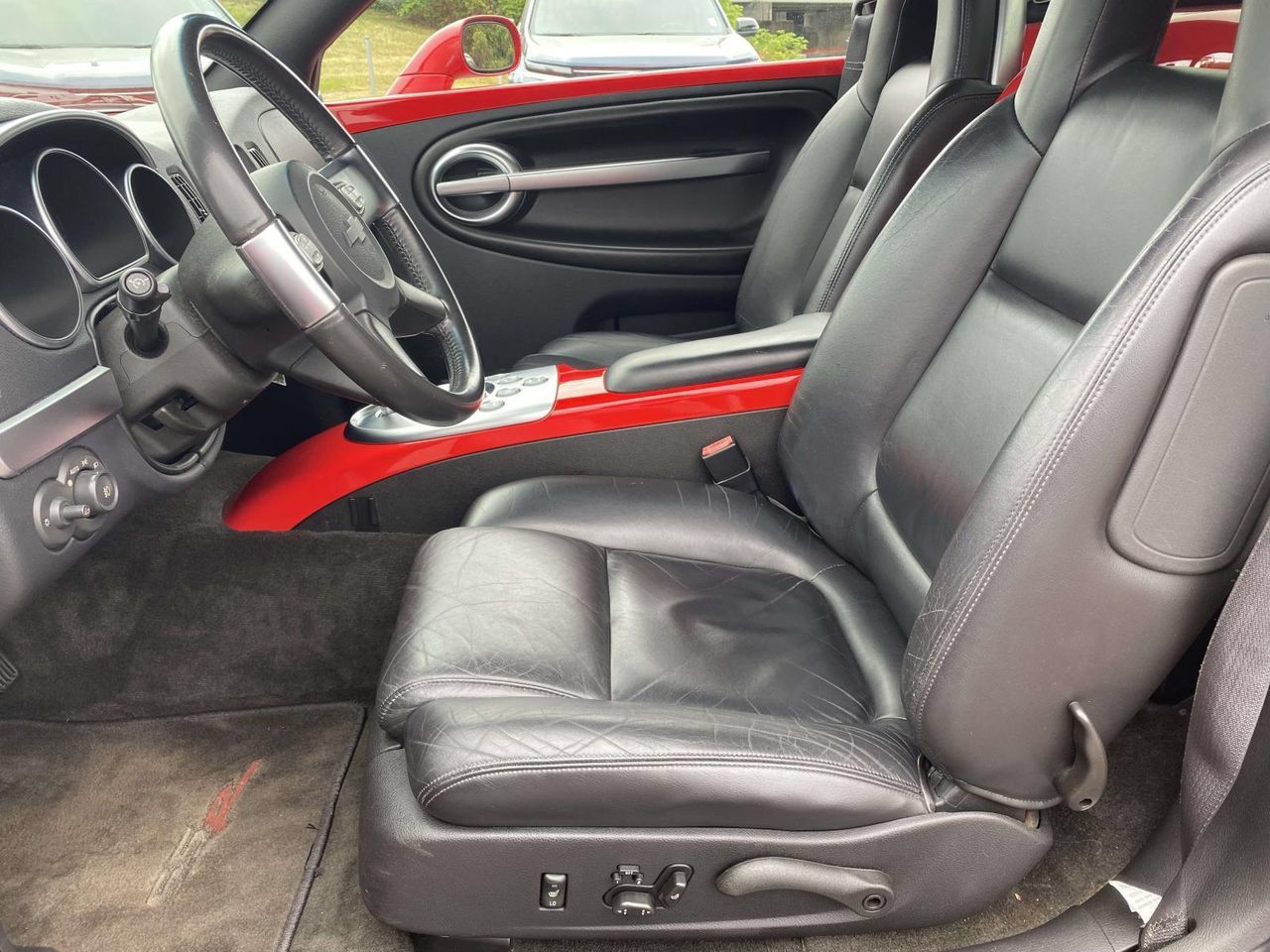 Used 2004 Chevrolet SSR w/ Preferred Equipment Group RWD image 9