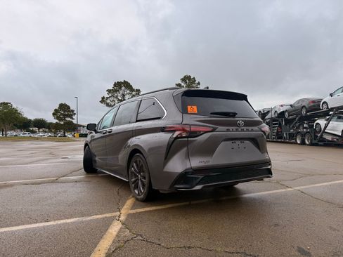 Used 2022 Toyota Sienna XSE FWD image 3