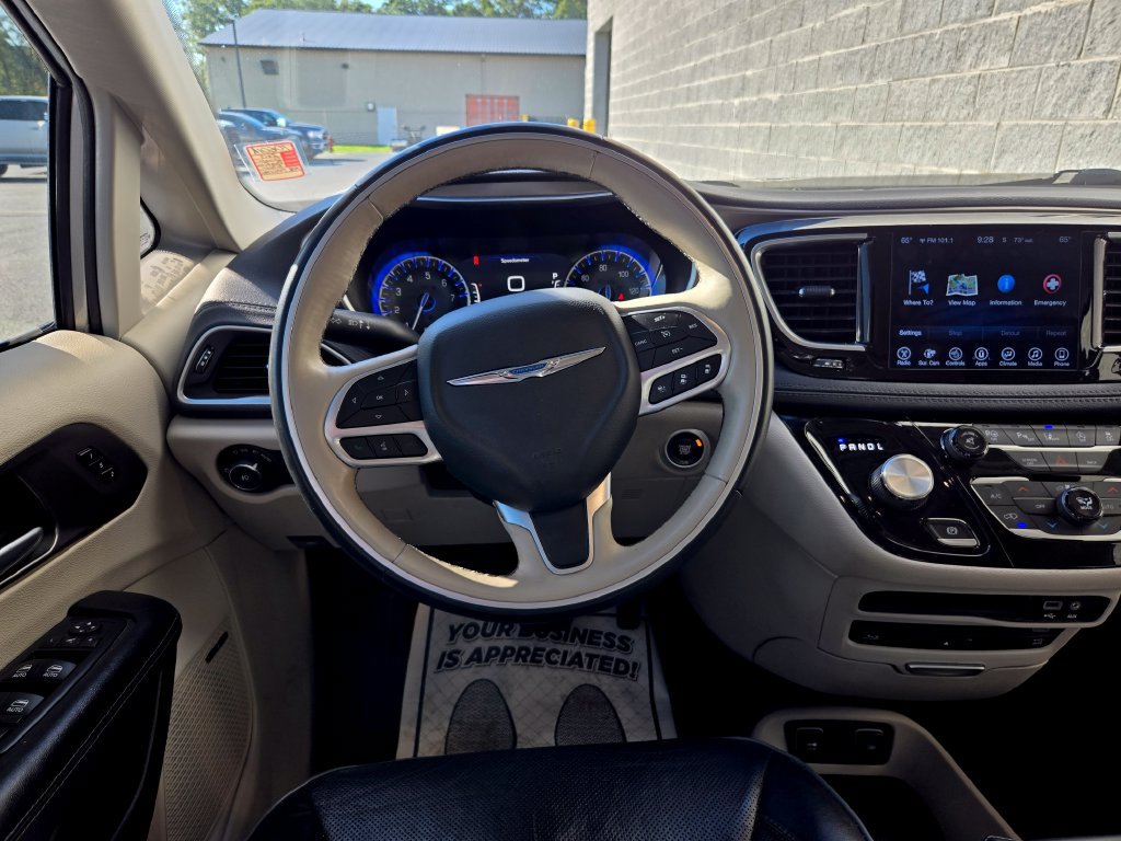 Used 2017 Chrysler Pacifica Limited FWD image 37