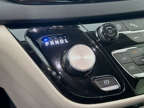 Certified 2024 Chrysler Pacifica Touring-L image 25