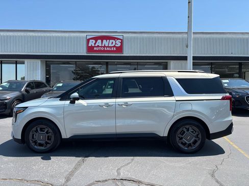 Used 2025 Kia Carnival EX FWD image 18