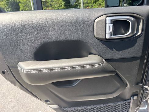 Used 2018 Jeep Wrangler Unlimited Sahara AWD/4WD image 10