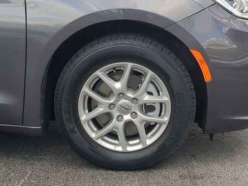 Used 2023 Chrysler Pacifica Touring-L image 11