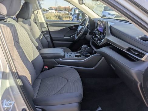 Used 2024 Toyota Highlander LE image 33