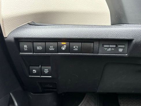 Used 2023 Toyota Sienna Platinum image 30