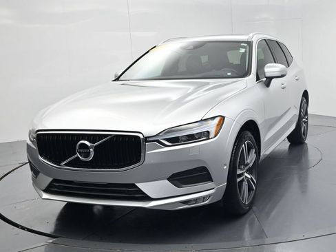 Used 2019 Volvo XC60 T5 Momentum w/ Multimedia Package AWD/4WD image 3